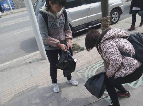志愿者们正在清理路边垃圾2